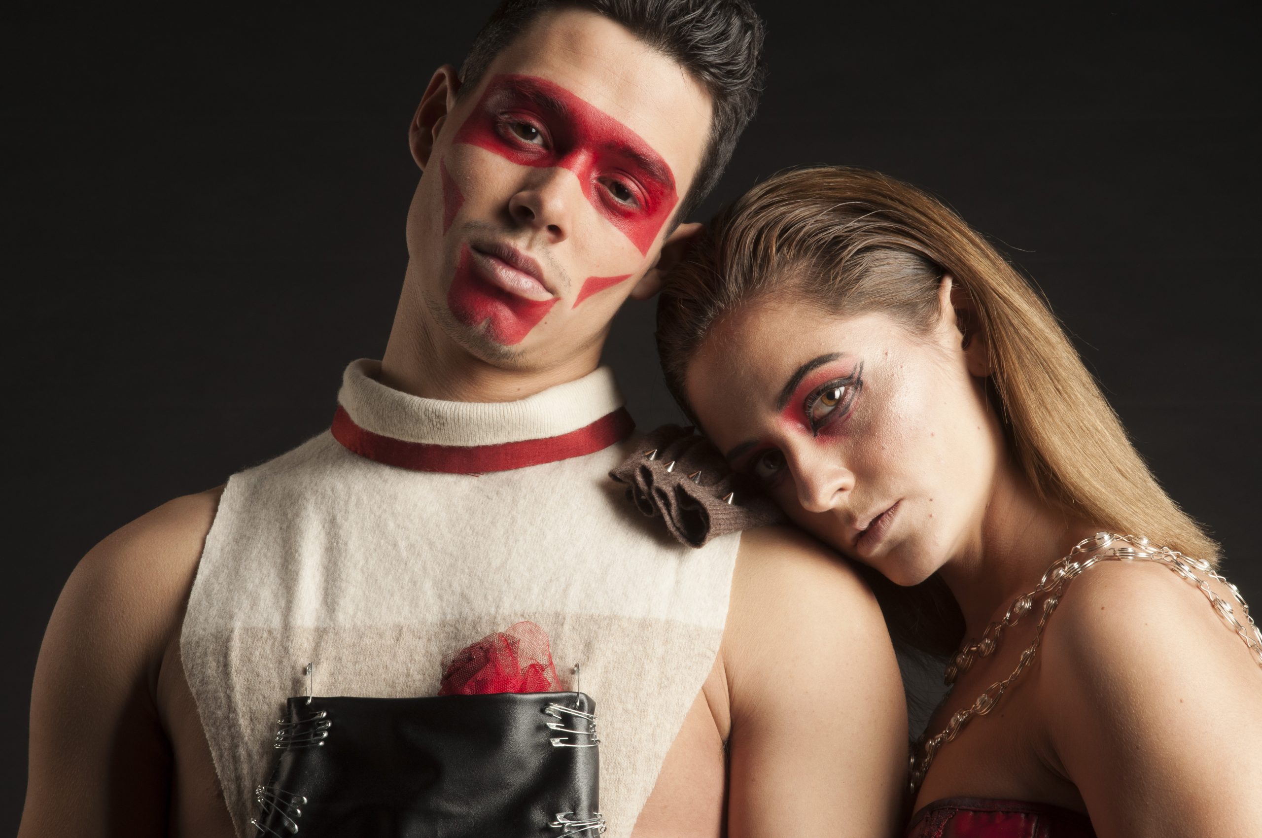 Adriano Padella, in arte Kolja Art, è un fotografo fashion e fine art con uno stile distintivo, che fonde estetica concettuale, corpo e moda in immagini potenti e raffinate.
